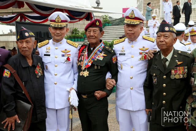 พล.อ.สุรยุทธ์ เป็นผู้แทนพระองค์วางพวงมาลา เนื่องในวันทหารผ่านศึก