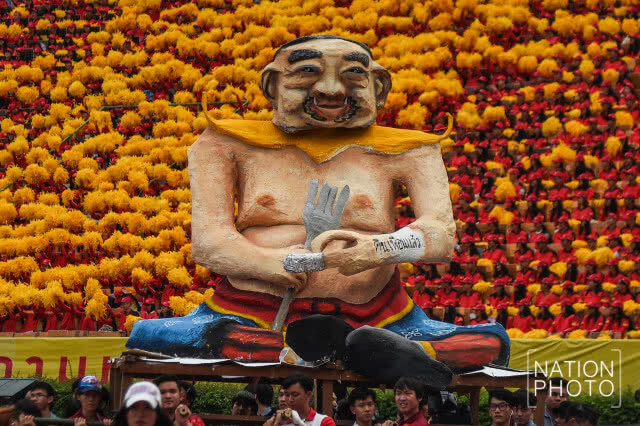 ยลโฉม "หุ่นล้อการเมือง" งานบอลจุฬาฯ-ธรรมศาสตร์ ครั้งที่ 72
