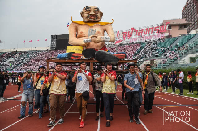 ยลโฉม "หุ่นล้อการเมือง" งานบอลจุฬาฯ-ธรรมศาสตร์ ครั้งที่ 72