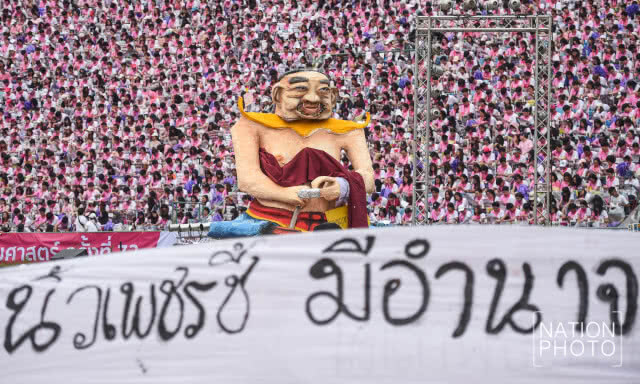 ยลโฉม "หุ่นล้อการเมือง" งานบอลจุฬาฯ-ธรรมศาสตร์ ครั้งที่ 72