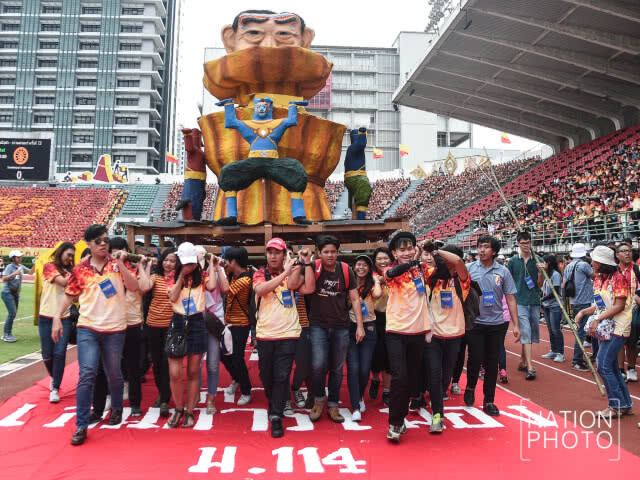ยลโฉม "หุ่นล้อการเมือง" งานบอลจุฬาฯ-ธรรมศาสตร์ ครั้งที่ 72