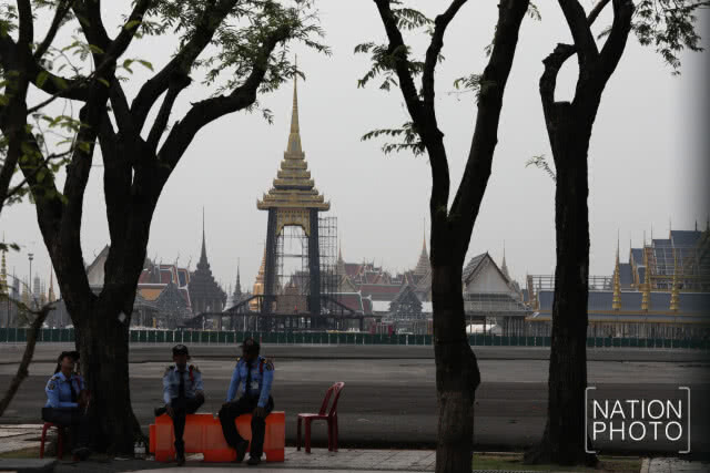 (ภาพชุด) เจ้าหน้าที่รื้อถอนพระเมรุมาศและอาคารประกอบพระเมรุมาศ