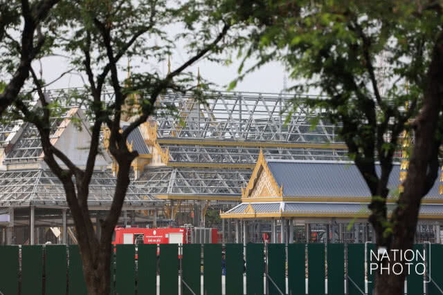 (ภาพชุด) เจ้าหน้าที่รื้อถอนพระเมรุมาศและอาคารประกอบพระเมรุมาศ