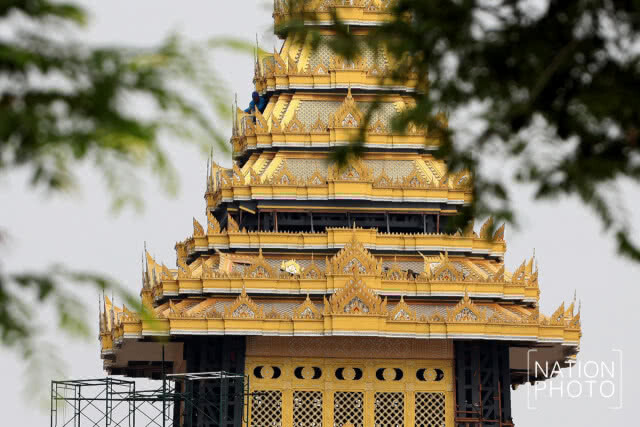 (ภาพชุด) เจ้าหน้าที่รื้อถอนพระเมรุมาศและอาคารประกอบพระเมรุมาศ