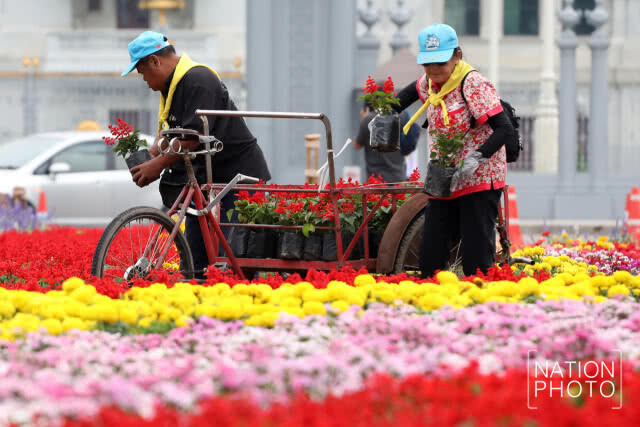(ภาพชุด)จิตอาสาเตรียมสถานที่จัดงาน "อุ่นไอรัก คลายความหนาว"