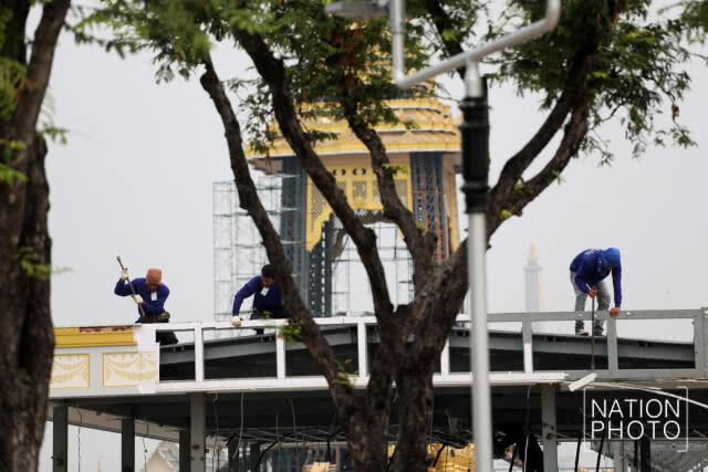 (ภาพชุด) เจ้าหน้าที่รื้อถอนพระเมรุมาศและอาคารประกอบพระเมรุมาศ