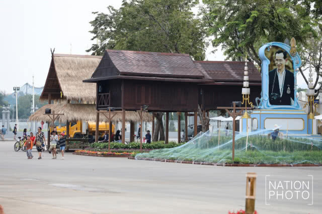 (ภาพชุด)จิตอาสาเตรียมสถานที่จัดงาน "อุ่นไอรัก คลายความหนาว"