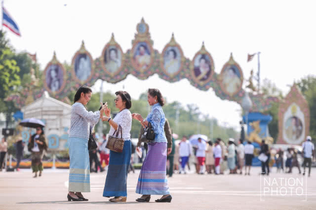 แต่งกายย้อนยุคกลางดอกไม้งาม "อุ่นไอรัก คลายความหนาว"