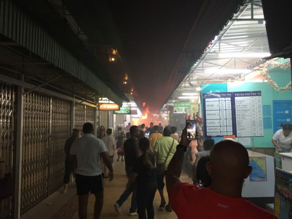 เกิดเหตุเพลิงไหม้ตลาด บนเกาะพีพี เกิดเหตุเพลิงไหม้ตลาด บนเกาะพีพี