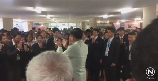 "บิ๊กตู่" ยิ้มแป้น! "นักศึกษา" บูมรับ