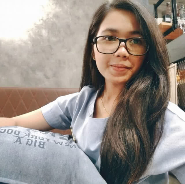 "น้องแพรว" พยาบาลสาว รพ.หนองบัวลำภู ชู 2 นิ้ว ขอบคุณทุกกำลังใจ อาการอยู่ในระยะปลอดภัย