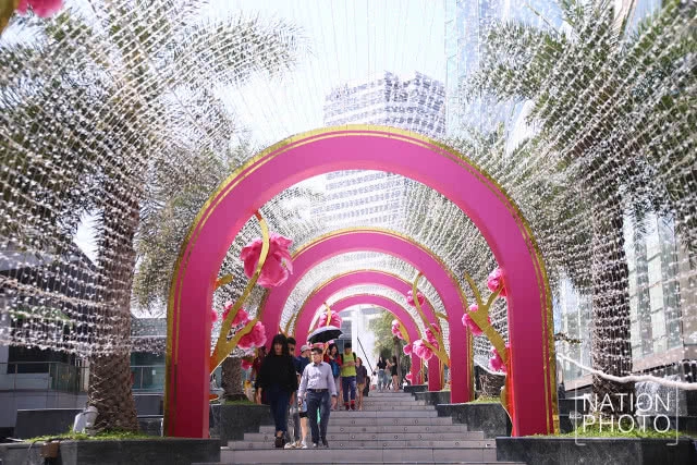 สยามพารากอนจัดซุ้มดอกเหมยประดับไฟต้อนรับเทศกาลตรุษจีน