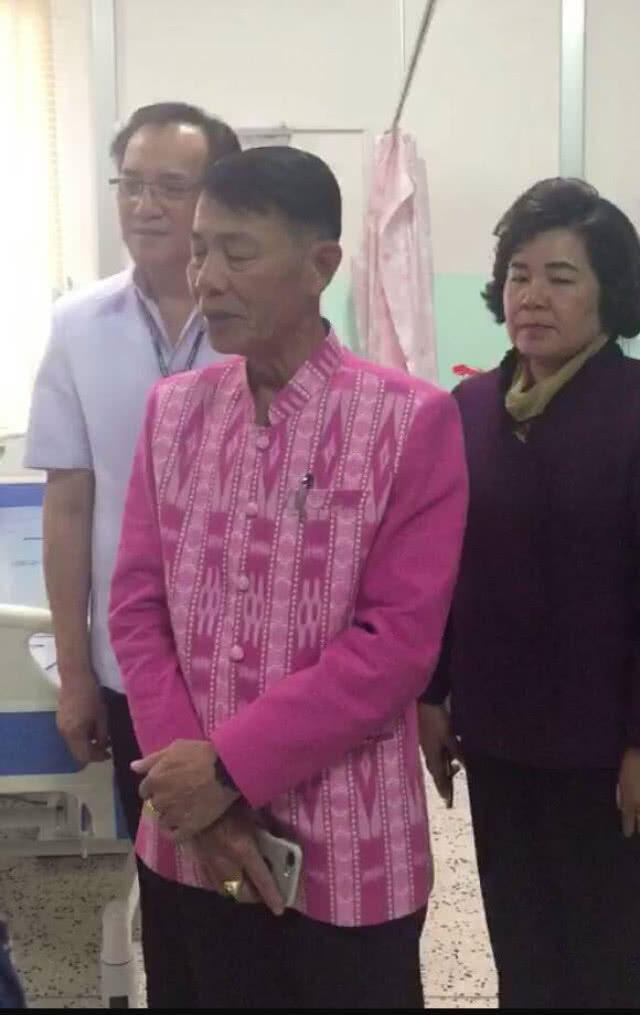 "น้องแพรว" พยาบาลสาว รพ.หนองบัวลำภู ชู 2 นิ้ว ขอบคุณทุกกำลังใจ อาการอยู่ในระยะปลอดภัย