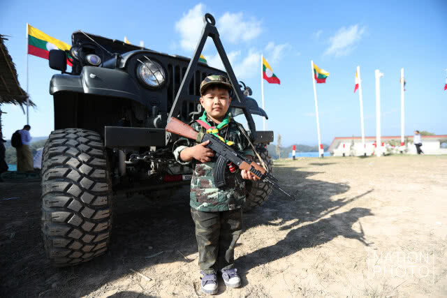 (ภาพชุด)งานสวนสนามในการครบรอบ 71 ปี "วันชาติไทใหญ่"