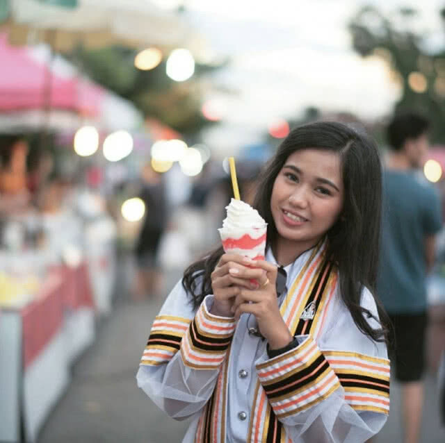 "น้องแพรว" พยาบาลสาว รพ.หนองบัวลำภู ชู 2 นิ้ว ขอบคุณทุกกำลังใจ อาการอยู่ในระยะปลอดภัย