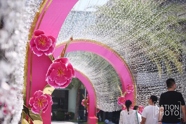 สยามพารากอนจัดซุ้มดอกเหมยประดับไฟต้อนรับเทศกาลตรุษจีน