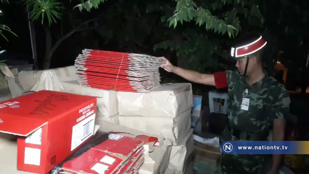 จับเหล้าปลอมยี่ห้อดังซุกบ้านย่านบางขุนเทียน ผู้ดูแลบ้านรับทำหน้าที่ขับรถ