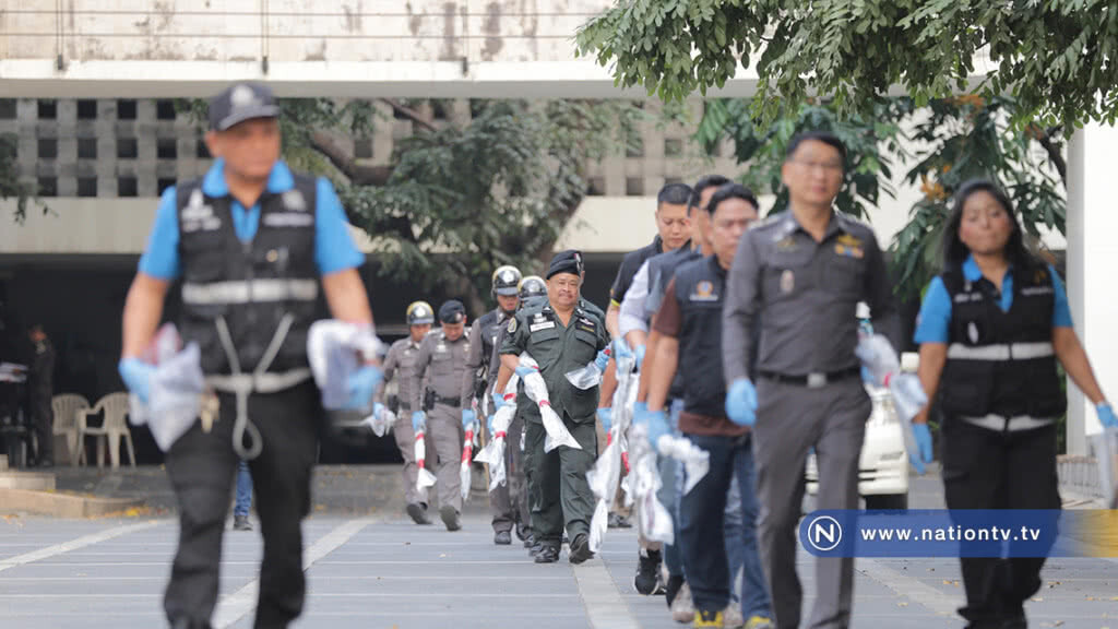 ขนอาวุธปืนบ้าน"เปรมชัย" ส่งให้พฐ.ตรวจสอบ ขนอาวุธปืนบ้าน"เปรมชัย" ส่งให้พฐ.ตรวจสอบ
