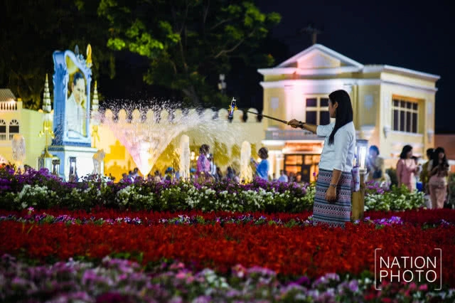 แสงสีตระการตาในงาน "อุ่นไอรัก คลายความหนาว"