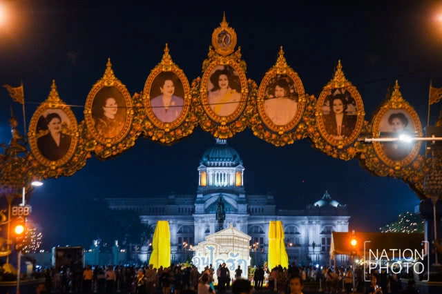 แสงสีตระการตาในงาน "อุ่นไอรัก คลายความหนาว"