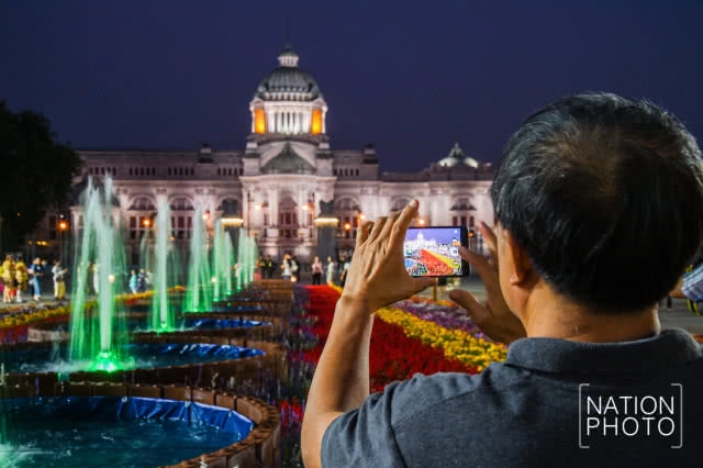 แสงสีตระการตาในงาน "อุ่นไอรัก คลายความหนาว"