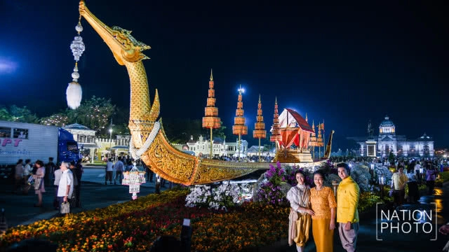 แสงสีตระการตาในงาน "อุ่นไอรัก คลายความหนาว"