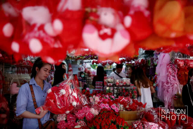 สำเพ็งคึกคัก! ปชช.เลือกซื้อสินค้ามอบให้คนพิเศษในวันวาเลนไทน์