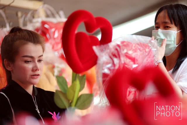 สำเพ็งคึกคัก! ปชช.เลือกซื้อสินค้ามอบให้คนพิเศษในวันวาเลนไทน์