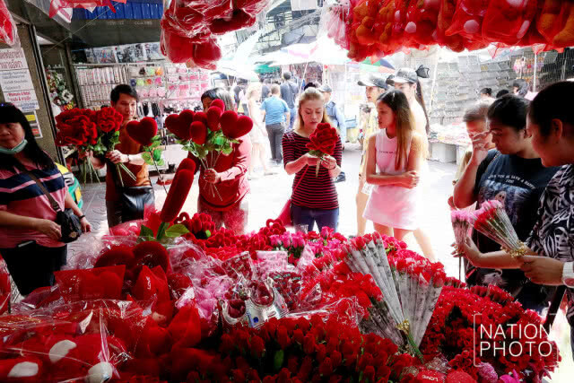สำเพ็งคึกคัก! ปชช.เลือกซื้อสินค้ามอบให้คนพิเศษในวันวาเลนไทน์