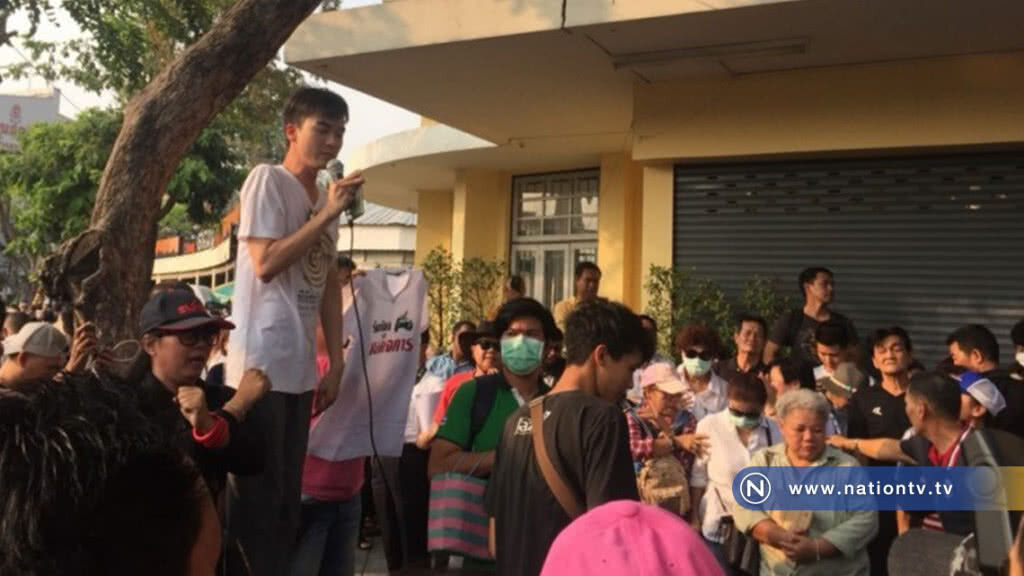 ผู้ชุมนุม "รวมพลคนอยากเลือกตั้ง" ตั้งเวทีริม ถ.ราชดำเนิน ขอผู้ชุมนุมไม่ขัดขวางการจราจร