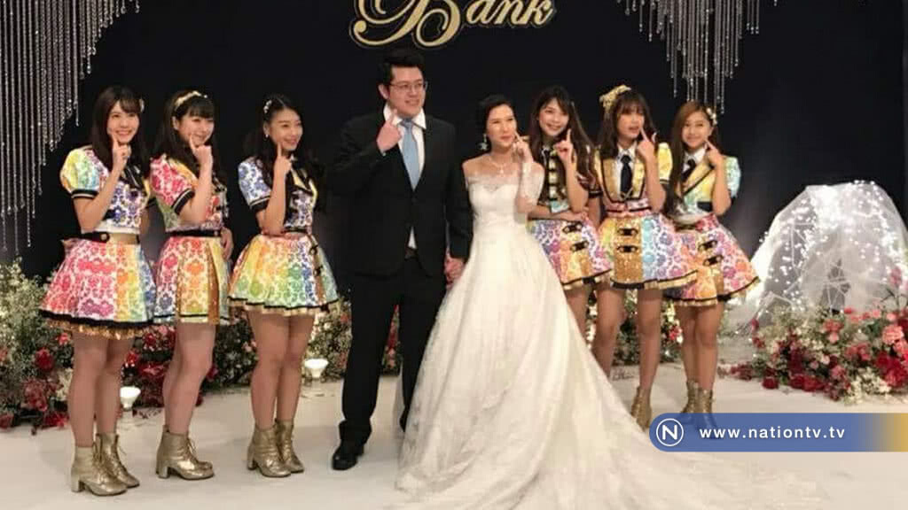 คู่บ่าวสาวทำงานแต่งให้น่าจดจำ พา BNK48 เซอร์ไพรส์ โชว์กลางงาน คู่บ่าวสาวทำงานแต่งให้น่าจดจำ พา BNK48 เซอร์ไพรส์ โชว์กลางงาน