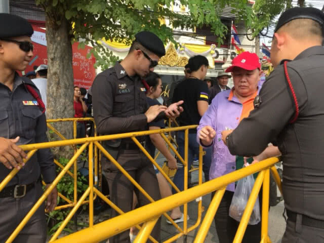 ผู้ชุมนุมโวยตำรวจ
ขอตรวจบัตร ปชช. แต่ไม่ได้พกมา 
ก่อน จนท. ยอมตรวจกระเป๋าและให้ผ่าน