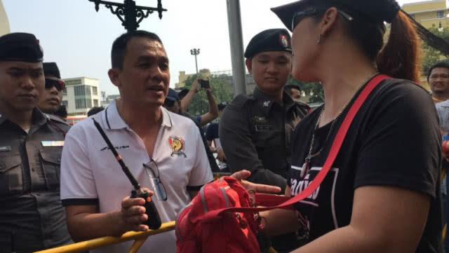 ผู้ชุมนุมโวยตำรวจ
ขอตรวจบัตร ปชช. แต่ไม่ได้พกมา 
ก่อน จนท. ยอมตรวจกระเป๋าและให้ผ่าน