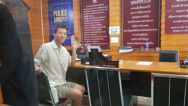 "เอกชัย" ชูสามนิ้ว พร้อมปฎิเสธทุกข้อหา