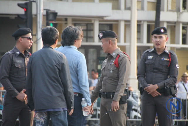 "จ่านิว-รังสิมันต์"ขึ้นปราศรัย
แม้มีหมายจับ!