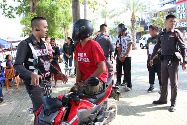 ตำรวจพัทยา รวบทันควันสองโจ๋ฉกไอโฟนนักท่องเที่ยวรัสเซีย