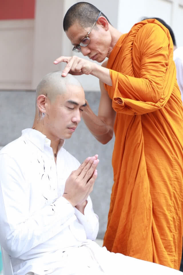 สมดังหวัง "เป๊ก เปรมณัช" ปลงผมบวชเรียน