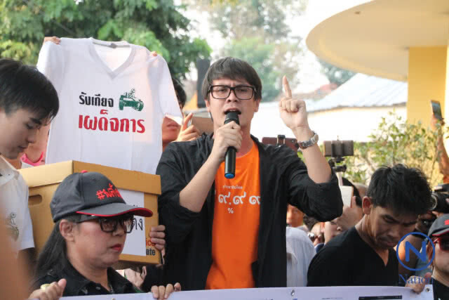 "จ่านิว-รังสิมันต์"ขึ้นปราศรัย
แม้มีหมายจับ!