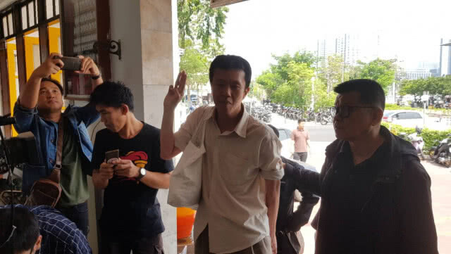 "เอกชัย" ชูสามนิ้ว พร้อมปฎิเสธทุกข้อหา