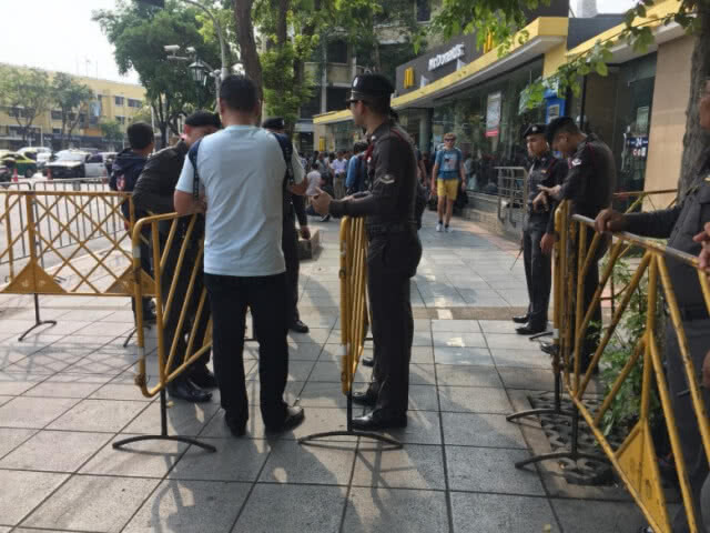 ผู้ชุมนุมโวยตำรวจ
ขอตรวจบัตร ปชช. แต่ไม่ได้พกมา 
ก่อน จนท. ยอมตรวจกระเป๋าและให้ผ่าน