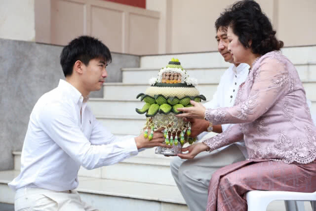 สมดังหวัง "เป๊ก เปรมณัช" ปลงผมบวชเรียน