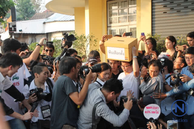 "จ่านิว-รังสิมันต์"ขึ้นปราศรัย
แม้มีหมายจับ!
