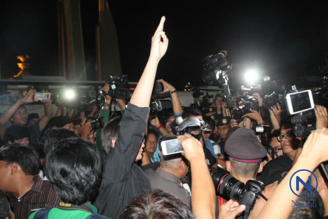 3แกนนำ มอบตัว
คดี MBK ด้าน ปชช. ส่งเสียงให้กำลังใจ