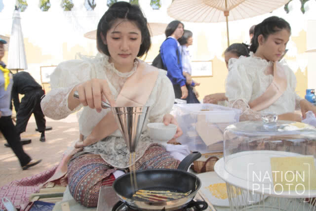 (ภาพชุด)"อุ่นไอรัก คลายความหนาว" ชุดไทยย้อนยุคยังคึกคัก