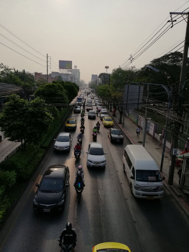 "รามคำแหง-ลาดพร้าว" จราจรวิกฤต
ผลพวงแนวก่อสร้างรถไฟ สีส้ม สีเหลือง