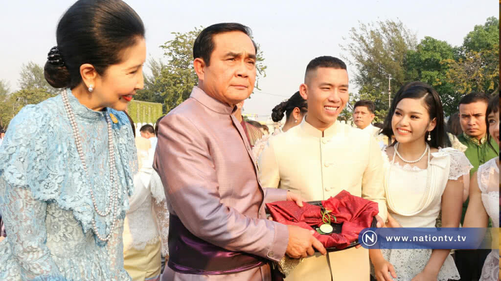 นายกฯ รับมอบผ้าไทยรูปหัวใจ จาก "เบิ้ล ปทุมราช"ในงานอุ่นไอรัก นายกฯ รับมอบผ้าไทยรูปหัวใจ จาก "เบิ้ล ปทุมราช"ในงานอุ่นไอรัก