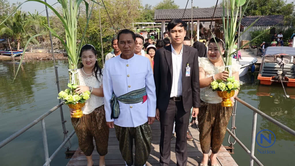10 คู่รักระยอง
จดทะเบียนสมรส
บนสะพานรักษ์แสมในวันวาเลนไทน์