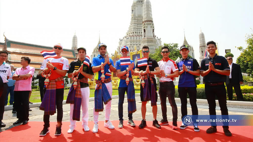 5 นักบิดโมโตจีพี เยือนไทย ร่วมกิจกรรมที่วัดอรุณ 5 นักบิดโมโตจีพี เยือนไทย ร่วมกิจกรรมที่วัดอรุณ