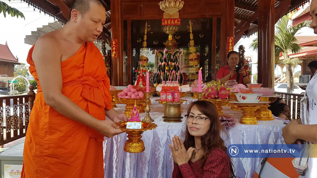 วันวาเลนไทน์ นักท่องเที่ยวแห่เข้าวัด
กราบไหว้ขอพรหลวงพ่อสีชมพู วันวาเลนไทน์ นักท่องเที่ยวแห่เข้าวัด
กราบไหว้ขอพรหลวงพ่อสีชมพู