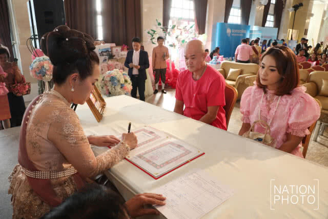 มอบทะเบียนสมรสทองคำให้คู่สมรส งาน "ฤดูกาลแห่งรัก ณ บางรัก